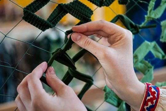 Майстер-клас із плетіння маскувальних сіток для України у Варшаві